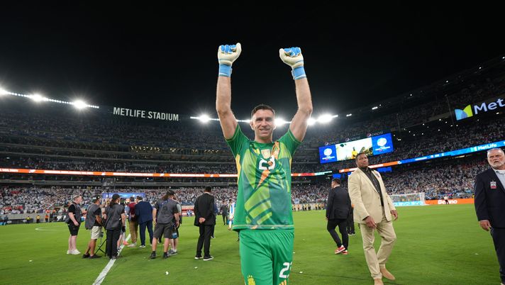 Copa América, Dibu Martinez “provoca” i tifosi cileni dopo il gol di Lautaro - immagine 1