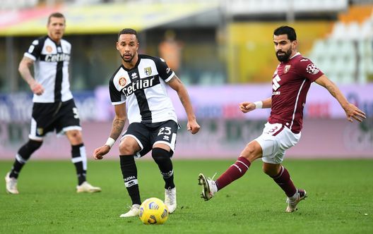 PARMA, ITALY - JANUARY 03: Hernani of Parma (C) looks to break past Tomás Rincón of Torino (R) during the Serie A match between Parma Calcio and Torino FC at Stadio Ennio Tardini on January 03, 2021 in Parma, Italy. Sporting stadiums around Italy remain under strict restrictions due to the Coronavirus Pandemic as Government social distancing laws prohibit fans inside venues resulting in games being played behind closed doors. (Photo by Alessandro Sabattini/Getty Images)