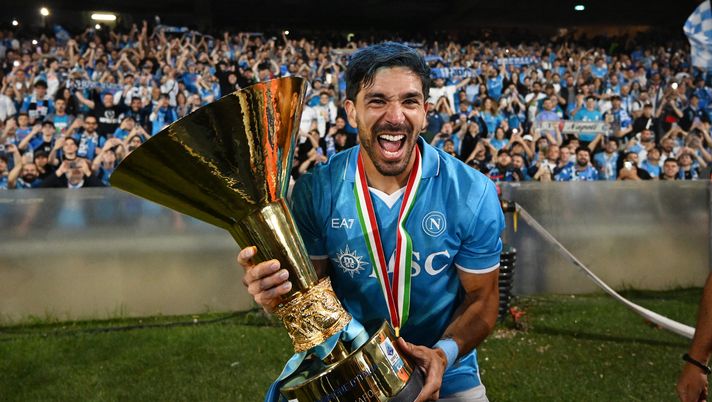 NAPLES, ITALY - MAY 23: Giovanni Simeone of Napoli with the Serie A TIM Scudetto title trophy after his team's victory in the Serie A match between Napoli and Cagliari at Stadio Diego Armando Maradona on May 23, 2025 in Naples, Italy. (Photo by Francesco Pecoraro/Getty Images) Anniversario morte Maradona: anche il Cholito Simeone ricorda Diego – LA FOTO - immagine 1
