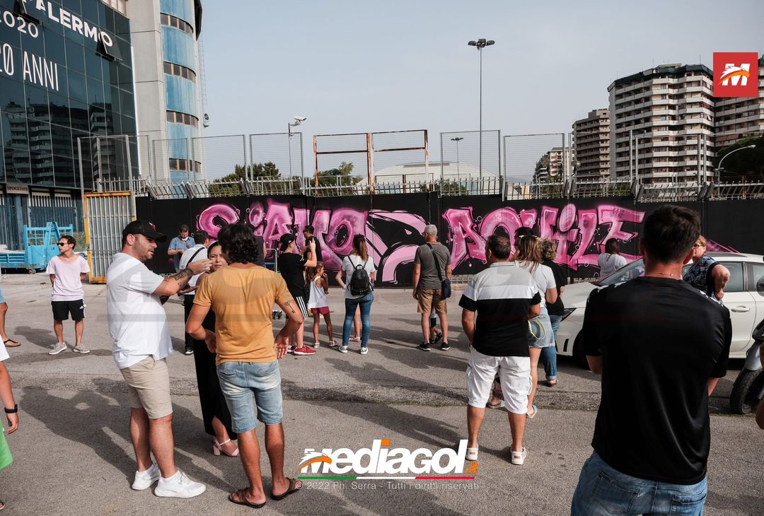 FOTO Palermo, le impronte rosa sul murales del ‘Renzo Barbera’ (Gallery) - immagine 9