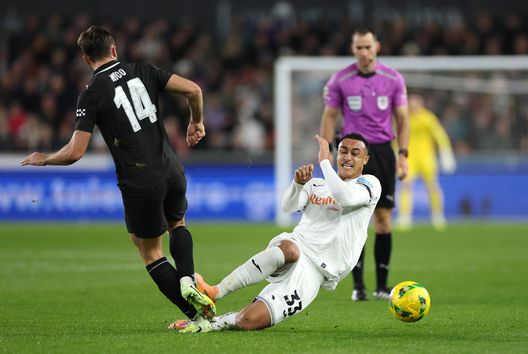 SWANSEA, GALLES – 29 OTTOBRE: Nico Gonzalez del Manchester City contrastato da Adam Idah dello Swansea City durante la partita del quarto turno di Carabao Cup tra Swansea City e Manchester City, disputata allo Swansea.com Stadium il 29 ottobre 2025 a Swansea, Galles. (Foto di Dan Mullan/Getty Images) Preston-Swansea: in diretta streaming gratis: dove vedere la partita- immagine 3