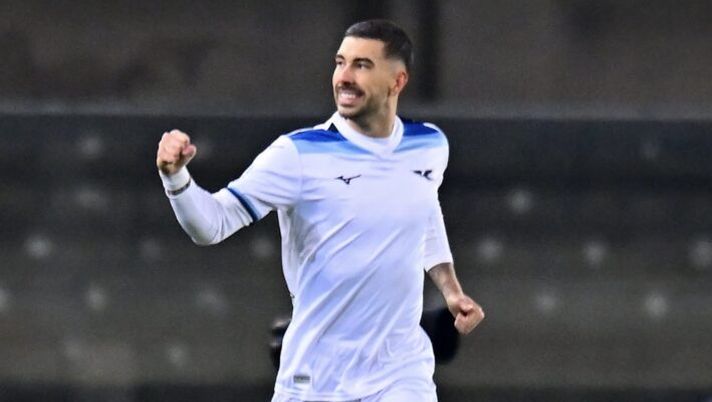 VERONA, ITALY - JANUARY 19: Mattia Zaccagni of SS Lazio celebrates after scoring the opening goal during the Serie A match between Verona and SS Lazio at Stadio Marcantonio Bentegodi on January 19, 2025 in Verona, Italy. (Photo by Alessandro Sabattini/Getty Images) Zaccagni: “3 punti sudati, non guardiamo la classifica. Pedro perfetto per un rigore in extremis” - immagine 1