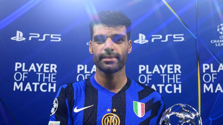 MILAN, ITALY - OCTOBER 01: Mehdi Taremi of FC Internazionale receives the prize for Player Of The Match at the end of the UEFA Champions League 2024/25 League Phase MD2 match between FC Internazionale Milano and FK Crvena Zvezda at Stadio San Siro on October 01, 2024 in Milan, Italy. (Photo by Mattia Ozbot - Inter/Inter via Getty Images) Inter, Gazzetta su Taremi: “Si accende nel momento più difficile”. Ma c’è un altro 7,5 a sorpresa - immagine 1