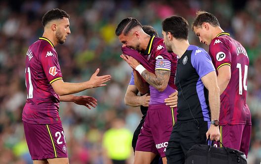 SEVILLE, SPAIN - APRIL 24: Alvaro Rubio, Head Coach of Real Valladolid CF comforts Javi Sanchez of Real Valladolid CF after sustaining an injury during the LaLiga match between Real Betis Balompie and Real Valladolid CF at Estadio Benito Villamarin on April 24, 2025 in Seville, Spain. (Photo by Fran Santiago/Getty Images)  Javi Sanchez al Verona, salta tutto?- immagine 2