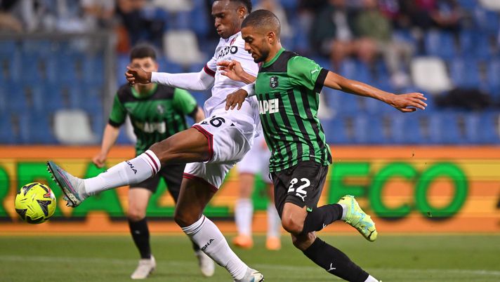 REGGIO NELL'EMILIA, ITALY - MAY 08: Jhon Lucumi of Bologna FC controls the ball whilst under pressure from Jeremy Toljan of US Sassuolo during the Serie A match between US Sassuolo and Bologna FC at Mapei Stadium - Citta' del Tricolore on May 08, 2023 in Reggio nell'Emilia, Italy. (Photo by Alessandro Sabattini/Getty Images) Cor Sport – Lucumi e la voglia di tornare in campo: un duello in sospeso con Sanabria - immagine 1