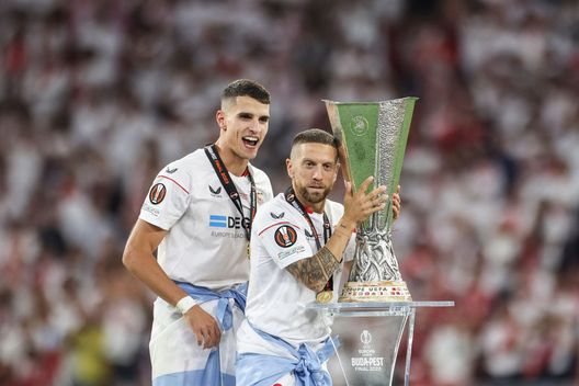 Budapest, Ungheria - 31 maggio 2023: Erik Lamela ed Alejandro Gómez col trofeo dell'Europa League. (Foto di Maja Hitij/Getty Images) Papu Gómez al Padova, ora è ufficiale: l’ex Atalanta torna a giocare- immagine 4