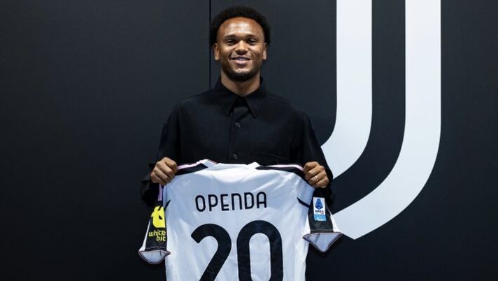 TURIN, ITALY - SEPTEMBER 01: Juventus new signing Lois Openda at Juventus headquarters on September 01, 2025 in Turin, Italy. (Photo by Diego Puletto - Juventus FC/Juventus FC via Getty Images) Ecco il prezzo medio nelle aste dei nuovi: da Hojlund a Nkunku, Akanji, Zhegrova, Openda, Rabiot e Vardy - immagine 1