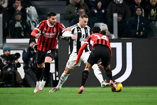 Teun Koopmeiners contrastato da Theo Hernandez e Tijjani Reijnders durante Juventus- Milan (Foto di Daniele Badolato - Juventus FC/Juventus FC via Getty Images) Top e flop della stagione della Juve: dal predestinato Yilidz a capitan Locatelli, passando per un opaco Koop- immagine 6