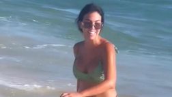 VIDEO / Georgina Rodriguez si arrende alla forza delle onde: “Quando ti credi invincibile”
