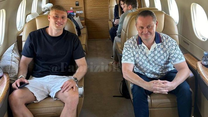 Dovbyk in arrivo a Roma, poi le visite e la firma: ecco la foto esclusiva in volo - immagine 1