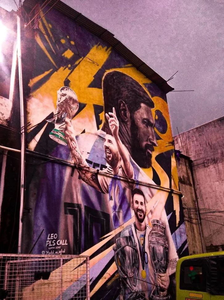 India, virale il video della posa della scultura di Leo Messi mondiale: davanti ad un ristorante- immagine 3