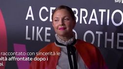 VIDEO / Barrymore non indosserà più reggiseni: “Sono troppo vecchia”