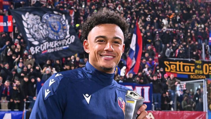BOLOGNA, ITALY - NOVEMBER 30: Dan Ndoye of Bologna poses for a photo after being awarded Player of the Match at full-time following the team's victory in the Serie A match between Bologna and Venezia at Stadio Renato Dall'Ara on November 30, 2024 in Bologna, Italy. (Photo by Alessandro Sabattini/Getty Images) Bologna, prove di formazione con Ndoye e Castro: cosa filtra su Calabria e Lucumì - immagine 1
