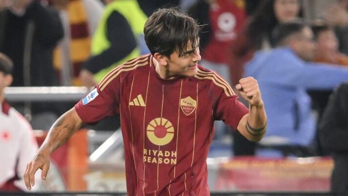 ROME, ITALY - OCTOBER 31: Paulo Dybala of AS Roma celebrates after scoring the first goal for his team during the Serie match between Roma and Torino at Stadio Olimpico on October 31, 2024 in Rome, Italy. (Photo by Fabio Rossi/AS Roma via Getty Images) Juric su Dybala: “Così mi ha dimostrato la sua grandezza: come lo vedo da falso nove” - immagine 1