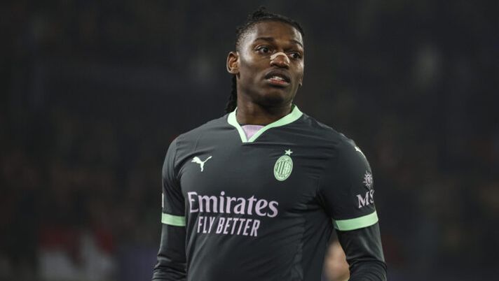 ROTTERDAM, NETHERLANDS - FEBRUARY 12: Rafael Leao of AC Milan looks on during the UEFA Champions League 2024/25 League Knockout Play-off first leg match between Feyenoord and AC Milan at Stadion Feijenoord (De Kuip) on February 12, 2025 in Rotterdam, Netherlands. (Photo by Giuseppe Cottini/AC Milan via Getty Images) Leao: “Problemi fisici? Niente scuse, potevo fare gol e ho sbagliato! Ora a San Siro…” - immagine 1