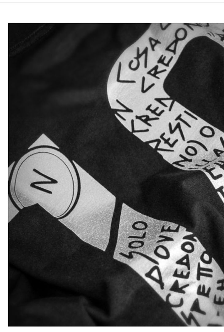 GALLERY Il Napoli e la collaborazione con Geolier: tutte le foto delle nuove maglie - immagine 8