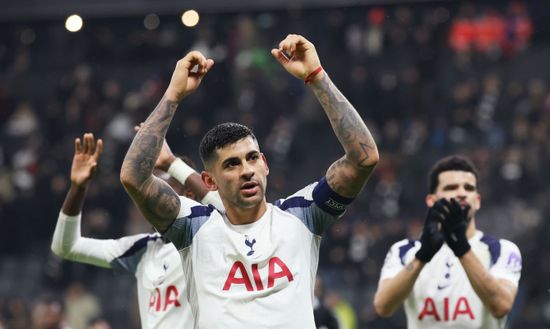 FRANKFURT AM MAIN, GERMANY - JANUARY 28: of Tottenham Hotspur acknowledges the fans after the UEFA Champions League 2025/26 League Phase MD8 match between Eintracht Frankfurt and Tottenham Hotspur at Frankfurt Stadion on January 28, 2026 in Frankfurt am Main, Germany. (Photo by Alex Grimm/Getty Images) Romano: “Inter, emerge il nome di Romero in difesa: i dettagli! E per Jones risulta che…”- immagine 3