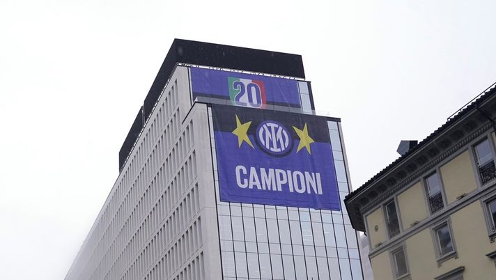 Inter, è festa post-derby: la seconda stella appare anche su palazzo sede - immagine 1