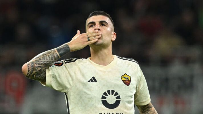 MILAN, ITALY - APRIL 11: Gianluca Mancini of AS Roma celebrates after scoring the team's first goal during the UEFA Europa League 2023/24 Quarter-Final first leg match between AC Milan and AS Roma at Stadio Giuseppe Meazza on April 11, 2024 in Milan, Italy. (Photo by Claudio Villa/AC Milan via Getty Images) Mancini: “Felicità immensa per i due gol. Quando vedo Pellegrini, Lukaku e Dybala giocare così…” - immagine 1