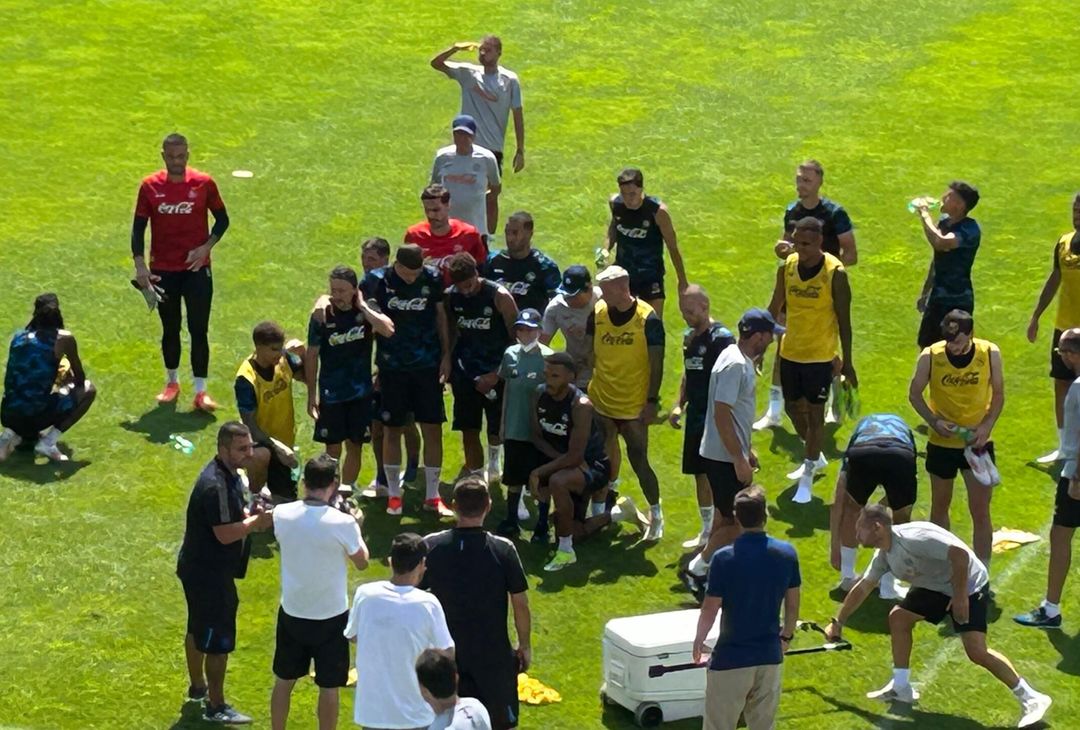 Un giovane tifoso è sceso in campo e ha fatto una foto con la squadra