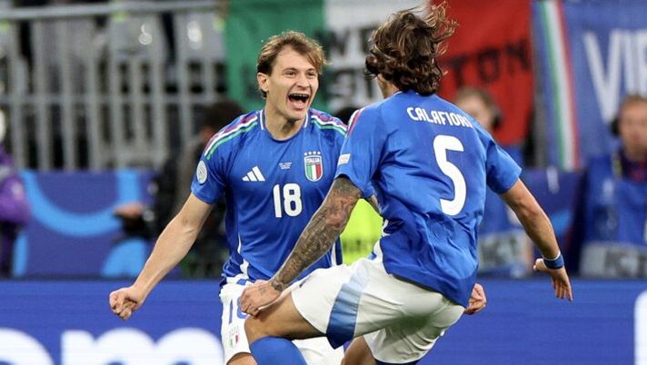 DORTMUND, GERMANY - JUNE 15: Nicolo Barella of Italy celebrates scoring his team's second goal with teammate Riccardo Calafiori during the UEFA EURO 2024 group stage match between Italy and Albania at Football Stadium Dortmund on June 15, 2024 in Dortmund, Germany. (Photo by Dean Mouhtaropoulos/Getty Images) Gazzetta esalta Barella, è il migliore in campo: “Strepitoso, fortuna che…” - immagine 1