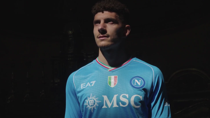 VIDEO La nuova maglia del Napoli è ora disponibile per l’acquisto: tutte le info - immagine 1