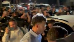 Il Napoli a Posillipo: l’uscita di Rrahmani tra la folla di tifosi fuori al locale