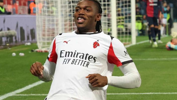 L'esultanza di Rafael Leao (attaccante AC Milan) per il suo gol in Cagliari-Milan 0-1 (Serie A 2025-2026) | News (Getty Images) Ravezzani: 'Leao è rapsodico, il finto 9 non è ruolo elettivo per lui, ma ...'