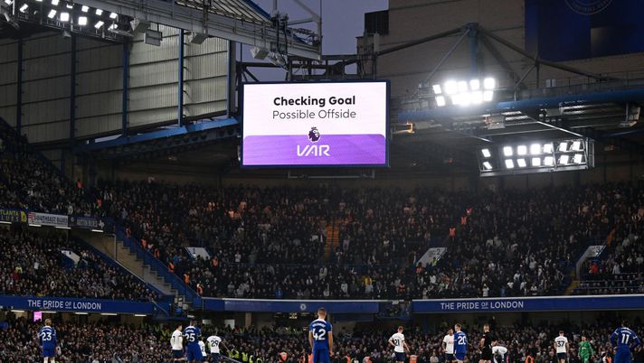 LONDON, ENGLAND - MAY 02: A general view of the inside of the stadium as the LED Screen displays the message 'Checking Goal Possible Offside VAR', as a VAR Review takes place after Trevoh Chalobah of Chelsea scores his team's first goal, during the Premier League match between Chelsea FC and Tottenham Hotspur at Stamford Bridge on May 02, 2024 in London, England. (Photo by Mike Hewitt/Getty Images) SImulazioni, perdite di tempo, angoli: come cambia il protocollo VAR in vista del Mondiale - immagine 1