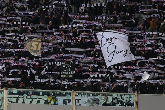 FLORENCE, ITALY - DECEMBER 12: Fans of LASK FC during the UEFA Europa League 2024/25 League Phase MD6 match between ACF Fiorentina and LASK at Stadio Artemio Franchi on December 12, 2024 in Florence, Italy. (Photo by Gabriele Maltinti/Getty Images) Lask-Hartberg, streaming live e diretta tv: dove vedere la partita gratis - immagine 1