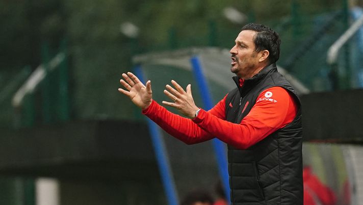 SOLBIATE ARNO, ITALY - NOVEMBER 02: Massimo Oddo head coach of Milan Futuro gestures during the match of serie D between AC Milan Futuro and Oltrepo FC at Stadio Felice Chinetti on November 02, 2025 in Solbiate Arno, Italy. (Photo by Pier Marco Tacca/AC Milan via Getty Images) Il Milan Futuro non va oltre il pareggio: 1-1 contro il Brusaporto - immagine 1