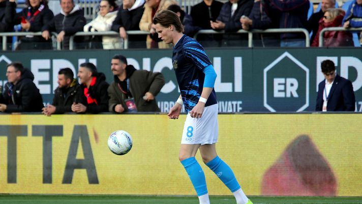 McTominay festeggia il gol decisivo a Cagliari: scatto iconico col padre – LA FOTO - immagine 1