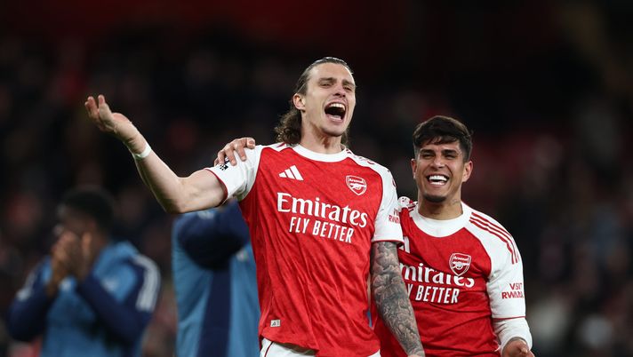 LONDON, ENGLAND - MARCH 14: Riccardo Calafiori of Arsenal and Piero Hincapie of Arsenal celebrate victory during the Premier League match between Arsenal and Everton at Emirates Stadium on March 14, 2026 in London, England. (Photo by Alex Pantling/Getty Images) Il weekend degli italiani all’estero: che salvataggio per Calafiori, primo gol col Borussia per Reggiani- immagine 2