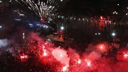 Pireo ribollente, la gigantesca macchia rossa dell’Olympiacos marchia tutta Atene