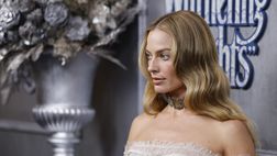 Margot Robbie è a Napoli, scatto con la maglia azzurra in bella vista LA FOTO