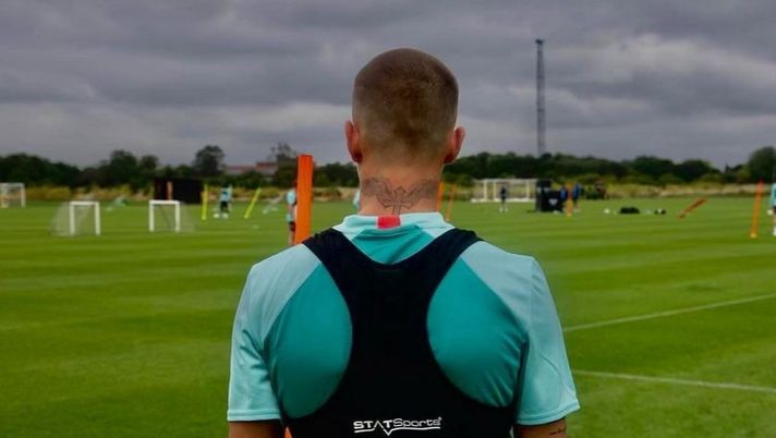 Father and son: il tatuaggio della croce alata accomuna David e Romeo Beckham - immagine 1