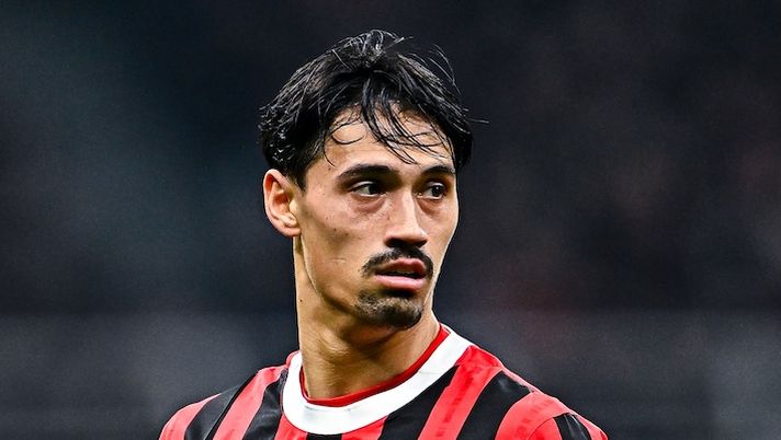 MILAN, ITALY - FEBRUARY 2: Tijjani Reijnders of Milan looks on during the Serie A match between AC Milan and FC Internazionale at Stadio Giuseppe Meazza on February 2, 2025 in Milan, Italy. (Photo by AC Milan/AC Milan via Getty Images) Reijnders, il Man City accelera e lo vuole al Mondiale per Club: il Milan lo cede per questa cifra - immagine 1