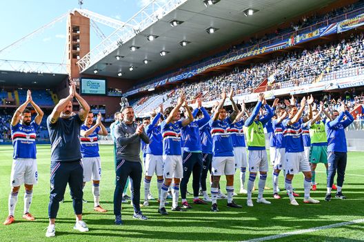 GENOA, ITALY - MAY 03: Dejan Stankovic head coach of Sampdoria (2nd from L) and his players greet the crowd prior to kick-off in the Serie A match between UC Sampdoria and Torino FC at Stadio Luigi Ferraris on May 3, 2023 in Genoa, Italy. (Photo by Simone Arveda/Getty Images)