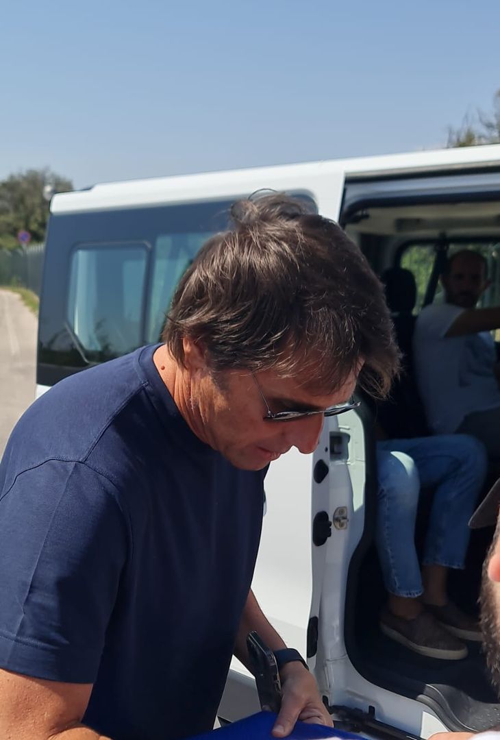 GALLERY Conte lascia il centro sportivo: concessi autografi e foto ai tifosi - immagine 3