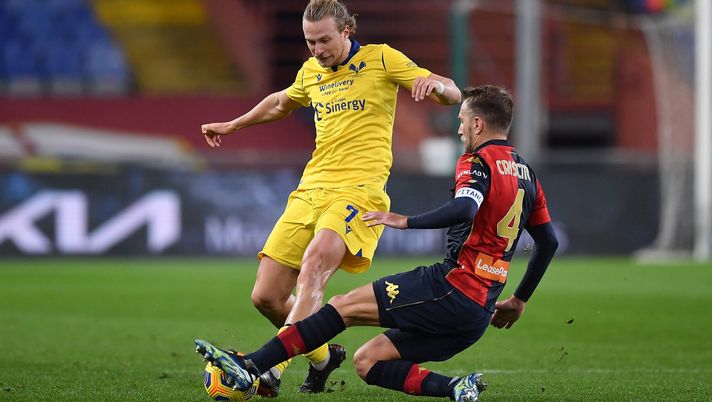 GENOA, ITALY - FEBRUARY 20: Domenico Criscito (R) of Genoa CFC tackles Antonin Barak of Hellas Verona FC during the Serie A match between Genoa CFC and Hellas Verona FC at Stadio Luigi Ferraris on February 20, 2021 in Genoa, Italy. (Photo by Valerio Pennicino/Getty Images) Pagelle, che errori Lasagna e Cetin. Ilic segna e ragiona, bene Faraoni e Barak - immagine 1