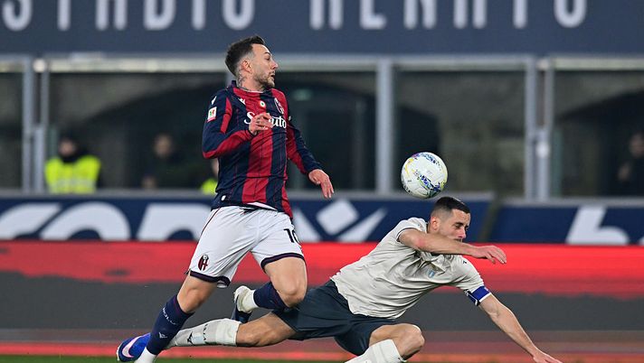 BOLOGNA, ITALY - FEBRUARY 11: Federico Bernardeschi of Bologna FC competes for the ball with Adam Marusic of SS Lazio
during the Coppa Italia match between Bologna FC and SS Lazio at Renato Dall'Ara Stadium on February 11, 2026 in Bologna, Italy. (Photo by Alessandro Sabattini/Getty Images) Bologna-Lazio, dove vedere la sfida in diretta televisiva e streaming LIVE - immagine 1