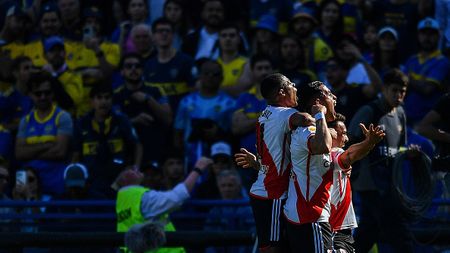 BUENOS AIRES, ARGENTINA - OCTOBER 01: Enzo Díaz of River Plate celebrates with teammates after scoring the team's second goal during a match between Boca Juniors and River Plate as part of Copa de la Liga Profesional 2023 at Estadio Alberto J. Armando on October 01, 2023 in Buenos Aires, Argentina. (Photo by Marcelo Endelli/Getty Images)