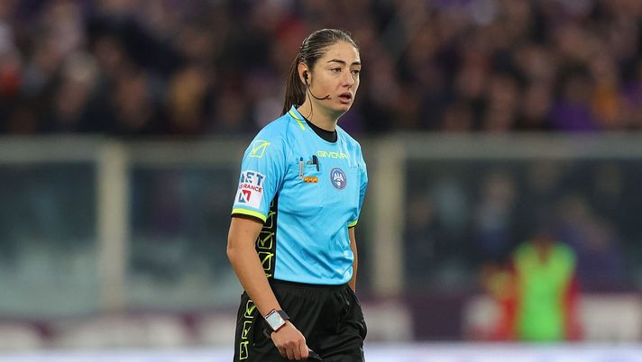 FLORENCE, ITALY - DECEMBER 17: Maria Sole Ferrieri Caputi referee looks on during the Serie A TIM match between ACF Fiorentina and Hellas Verona FC at Stadio Artemio Franchi on December 17, 2023 in Florence, Italy. (Photo by Gabriele Maltinti/Getty Images) Arbitri, altro terremoto? L’esposto: “Valutazioni negative indotte dall’alto” - immagine 1