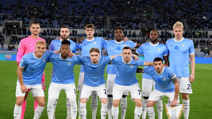 ROME, ITALY - FEBRUARY 14: SS Lazio team line up prior to the Serie A match between SS Lazio and Atalanta BC at Stadio Olimpico on February 14, 2026 in Rome, Italy. (Photo by Marco Rosi - SS Lazio/Getty Images) Lazio, almeno due gol subiti in cinque gare interne consecutive: è record negativo - immagine 1