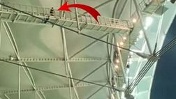 Besiktas, il tifoso arrabbiato contesta salendo…sul tetto dello stadio