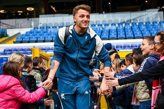 GENOA, ITALY - MARCH 30: Mateo Retegui of Genoa enters the pitch welcomed by children prior to kick-off in the Serie A TIM match between Genoa CFC and Frosinone Calcio at Stadio Luigi Ferraris on March 30, 2024 in Genoa, Italy. (Photo by Simone Arveda/Getty Images) Gazzetta: “Lucca, Retegui, Kean e il sogno Depay. Ma Palladino blocca Distefano”- immagine 2