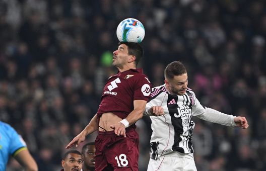 TURIN, ITALY - NOVEMBER 08: Giovanni Simeone of Torino competes for the ball with Teun Koopmeiners of Juventus during the Serie A match between Juventus FC and Torino FC at on November 08, 2025 in Turin, Italy. (Photo by Getty Images/Getty Images)