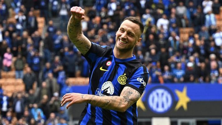MILAN, ITALY - APRIL 28: Marko Arnautovic of Inter celebrates after winning the Serie A Tim Title after the Serie A TIM match between FC Internazionale and Torino FC at Stadio Giuseppe Meazza on April 28, 2024 in Milan, Italy. (Photo by Mattia Ozbot - Inter/Inter via Getty Images) (Photo by Mattia Ozbot - Inter/Inter via Getty Images) Gazzetta: “Inter, deciso il futuro di Arnautovic dopo un confronto: cos’è emerso” - immagine 1