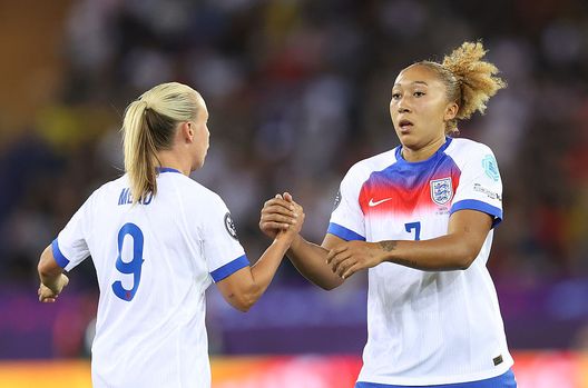 Zurigo, Svizzera - 17 luglio 2025: Beth Mead e Lauren James durante la partita contro la Svezia. (Foto di Charlotte Wilson/Getty Images) Inghilterra-Italia, dove vedere la semifinale in diretta tv e streaming live- immagine 2