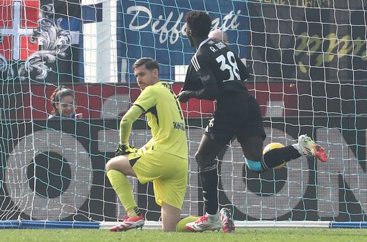Como, Italia - 23 febbraio 2025: Assane Diao esulta dopo aver segnato contro il Napoli. (Foto di Marco Luzzani/Getty Images) Napoli-Como, statistiche e precedenti dell’anticipo di Serie A- immagine 2